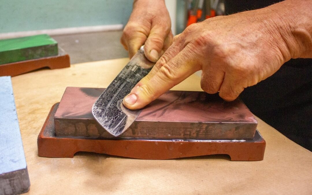 Come affilare coltelli da cucina in casa: metodi pratici e consigli utili