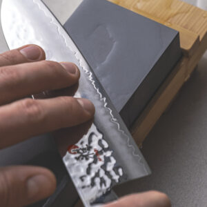 affilatura coltello miyabi pietra